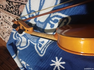 vând vioara stradivarius fara zgarieturi sau lovituri.