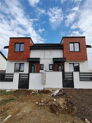 Duplex modern - spatios - personalizare interioara - canalizare - asfalt