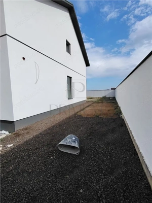 Duplex modern - spatios - personalizare interioara - canalizare - asfalt - imagine 2