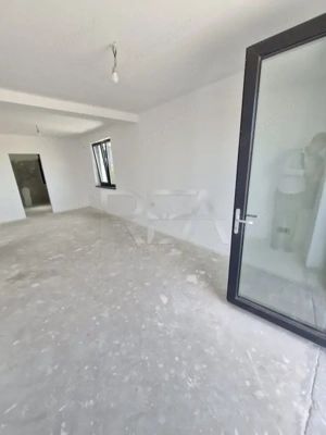 Duplex compus din două case la 1,3 kilometri de stația de metrou Nicolae Teclu