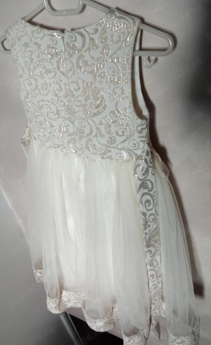 Rochie voal bej, căptușeală dublă și broderie aurie.