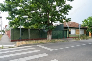 Casa singur in curte,  cu dublu front stradal, cu garaj in Iosia