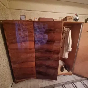 Vând șifonier vechi din lemn masiv