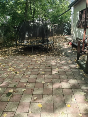 Vand apartament 3 camere,80 mp cu curte