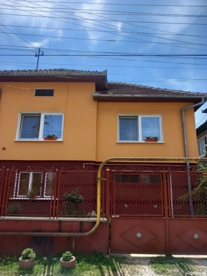 casa cu etaj și grădină 