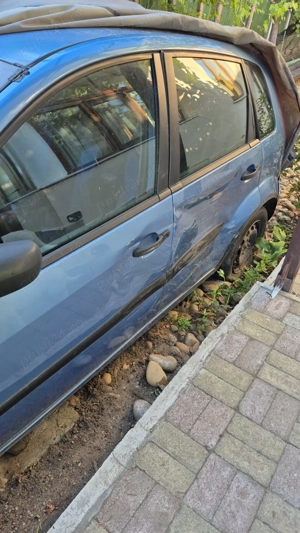 Vând Ford Fiesta, motor 1.4 benzină, an 2003, în stare de funcționare. - imagine 2