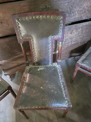 Mobilier vechi de lemn