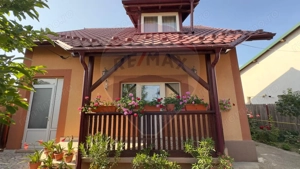 De vânzare 2 Corpuri de Casa si Teren 1388 mp in Geamăna, Bradu - imagine 2