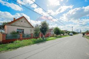 Casǎ cu 4 camere de vânzare  și teren 4063 mp, în Ineu, Bihor