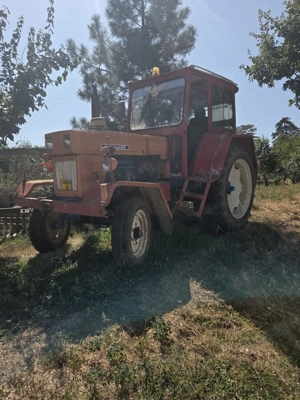 Tractor  de vânzare în stare buna de funcționare 