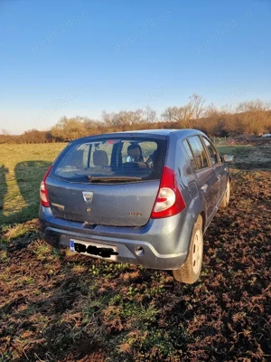 Dacia Sandero atins in fata