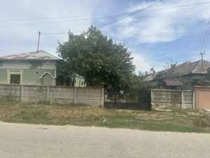 Casa din cărămidă acoperită cu tablă 