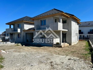 Casă individuală cu garaj , curte generoasă