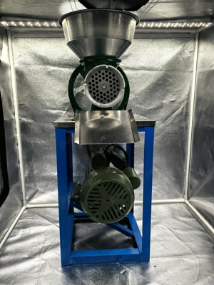 Masina de carne cu masa si motor 1.5 kW 699 lei