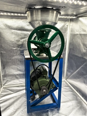 Masina de carne cu masa si motor 1.5 kW 699 lei - imagine 3