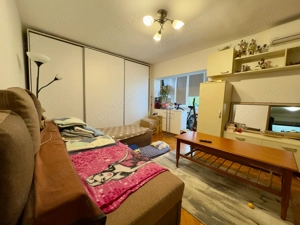 La etajul 1, decomandat si dotat cu centrala termica proprie. Zona Soarelui !