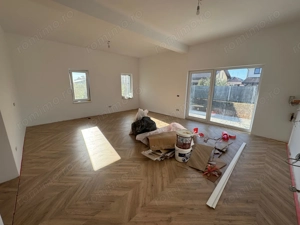 Duplex despartit prin dressing.Pe parter.Finalizat