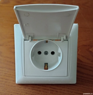 Priză electrică cu capac, funcțională, nouă 