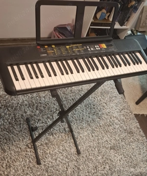 Vând orga Yamaha PSR-F52