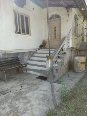 Vând casa batraneasca cu anexe si teren generos - imagine 2