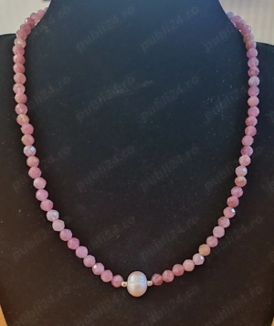 Colier distins, cuarț roz și perlă de cultură cu elemente și cheiță de argint. 