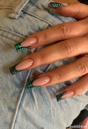 Unghii cu gel-100 lei, oja semi-70 lei si pedichiura-55 lei