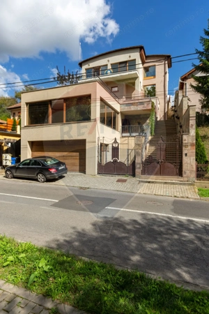 Casă spectaculoasă în Mediaș – reședința antrenorului Cristi Pustai