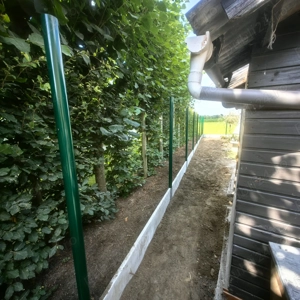 Gard cu placă de beton și plasă de sârmă protejată PVC - imagine 2