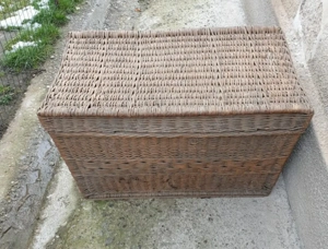 Cufar vechi de trasura din ratan