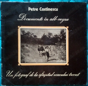 Vand cartea "Documente in alb-negru, Un fotograf de la sfarsitul  veacului trecut" de P. Costinescu