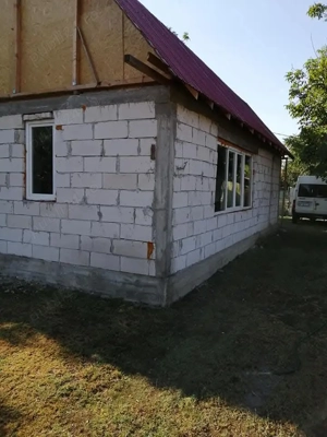 Două case pe același teren,una noua construita și neterminată in interior și o casă batraneasca  - imagine 5