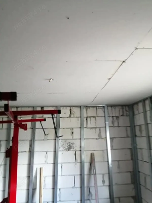 Două case pe același teren,una noua construita și neterminată in interior și o casă batraneasca  - imagine 3