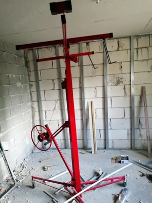 Două case pe același teren,una noua construita și neterminată in interior și o casă batraneasca