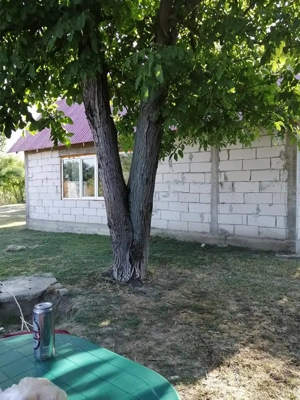 Două case pe același teren,una noua construita și neterminată in interior și o casă batraneasca  - imagine 7