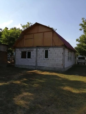 Două case pe același teren,una noua construita și neterminată in interior și o casă batraneasca  - imagine 2