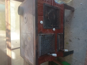 Vând lemne de foc și o sobă.