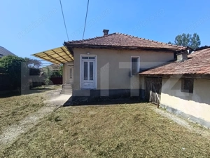 Casa cu 3 camere și o bucatarie de vară și 1300 mp teren și anexe
