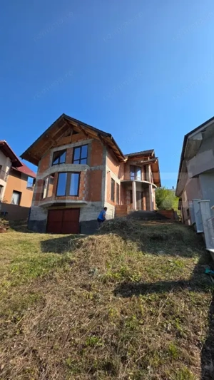 Teren 10 ari cu casă la roșu 240 mp cu plus garaj–Valea Rusului, panorama oraș