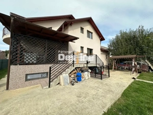 Pașcani - Vilă modernă, curte spațioasă 1000mp, terase, garaj și demisol - imagine 2