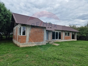 Casă la rosu spre vânzare,  Busag, acces privat