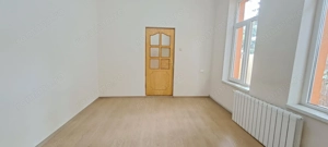 Tineretului, 350 metri metrou, casa 2 camere + curte, pretabil birou