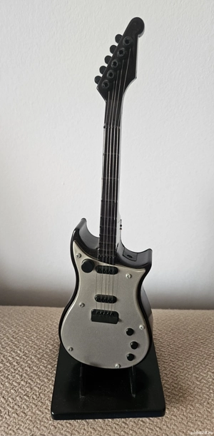 Decorațiune, model chitară clasică, muzicală, cu suport.