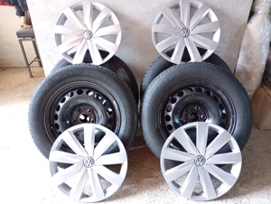 Anvelope iarna 215/60 R16, montate pe jante oțel.