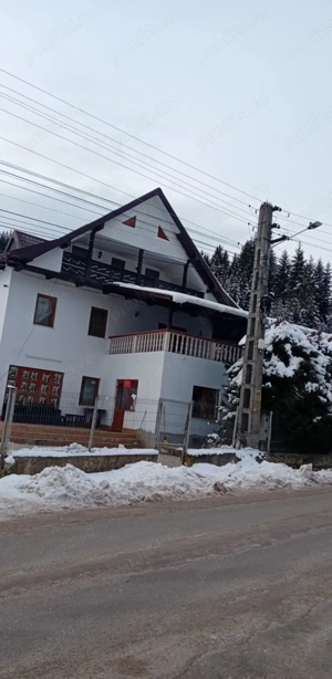 Vând casă tip pensiune cu 10 camere.