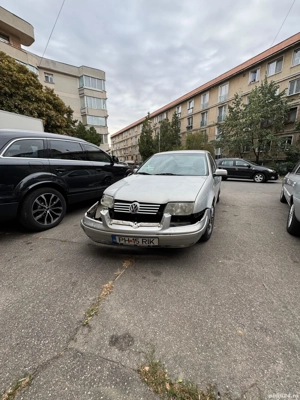 vand vw Bora avariat , bară fața ,aripa fata stanga si far stanga avariate . masina merge bine  .,..