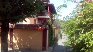 Garsonieră, curte -Trivale