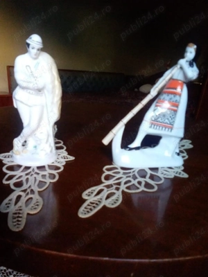 Bibelouri vintage reprezentand cioban si taranca cantand la bucium