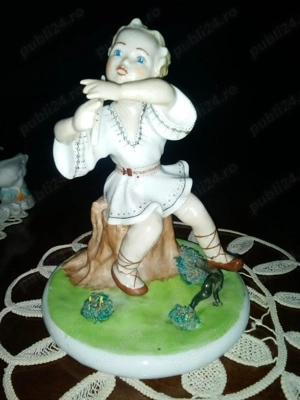 Bibelou vintage reprezentand copil cantand la fluier 