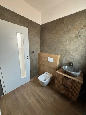 case pe parter la marginea padurii