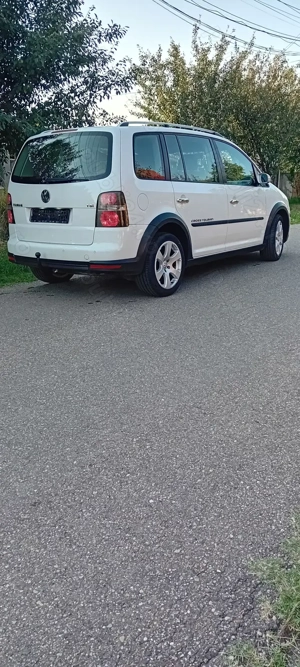 Vând vw Touran Cross an 2009 Facelift (crom) 7locuri  Carte Service EURO5  - imagine 3